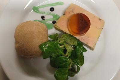 Tour de choux décorée avec des fleurs et des étincelles, entourée de desserts sur une table de réception.