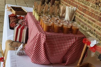 Tour de choux décorée avec des fleurs et des étincelles, entourée de desserts sur une table de réception.