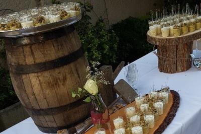 Tour de choux décorée avec des fleurs et des étincelles, entourée de desserts sur une table de réception.
