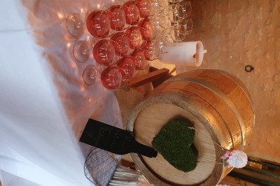 Un camion de traiteur avec des illustrations culinaires, accompagné de personnes préparant et servant des plats.