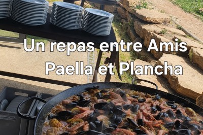 Un camion de traiteur avec des illustrations culinaires, accompagné de personnes préparant et servant des plats.
