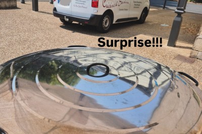 Un camion de traiteur avec des illustrations culinaires, accompagné de personnes préparant et servant des plats.