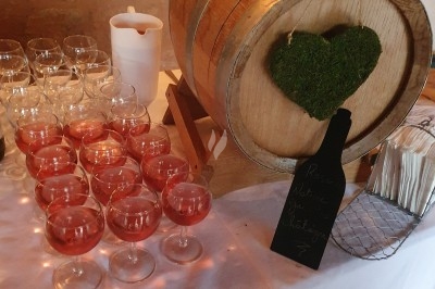 Un camion de traiteur avec des illustrations culinaires, accompagné de personnes préparant et servant des plats.