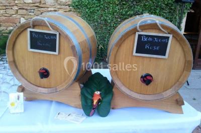 Tour de choux décorée avec des fleurs et des étincelles, entourée de desserts sur une table de réception.