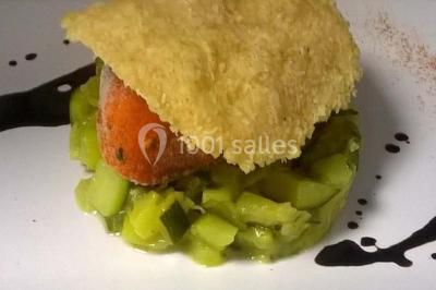 Tour de choux décorée avec des fleurs et des étincelles, entourée de desserts sur une table de réception.