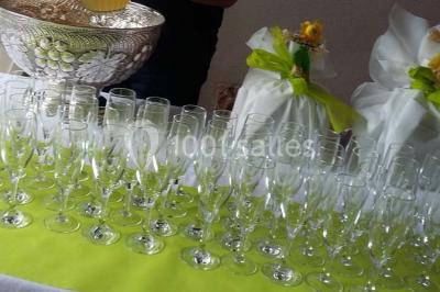 Tour de choux décorée avec des fleurs et des étincelles, entourée de desserts sur une table de réception.