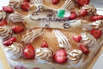 Tour de choux décorée avec des fleurs et des étincelles, entourée de desserts sur une table de réception.