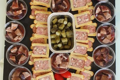 Tour de choux décorée avec des fleurs et des étincelles, entourée de desserts sur une table de réception.
