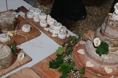 Tour de choux décorée avec des fleurs et des étincelles, entourée de desserts sur une table de réception.