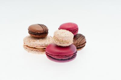 Fontaine à chocolat sur une table de buffet avec des fruits frais et des brochettes en arrière-plan.