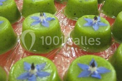 Des bonshommes en brioche dorée avec des pépites de chocolat, disposés dans un panier en osier.