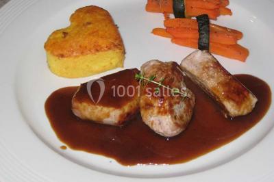 Des bonshommes en brioche dorée avec des pépites de chocolat, disposés dans un panier en osier.