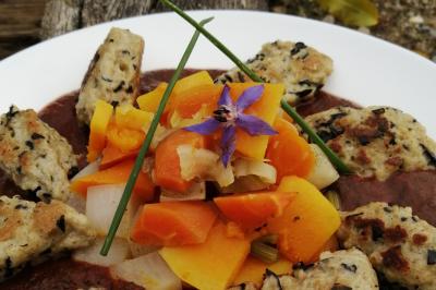 Des bonshommes en brioche dorée avec des pépites de chocolat, disposés dans un panier en osier.