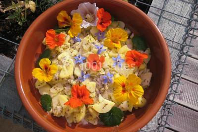 Des bonshommes en brioche dorée avec des pépites de chocolat, disposés dans un panier en osier.