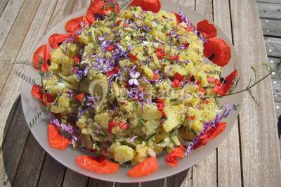 Des bonshommes en brioche dorée avec des pépites de chocolat, disposés dans un panier en osier.