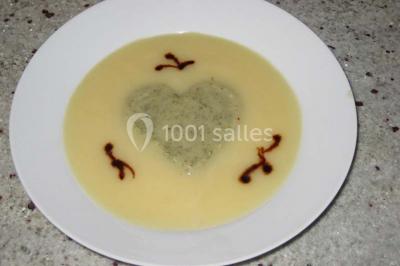 Des bonshommes en brioche dorée avec des pépites de chocolat, disposés dans un panier en osier.