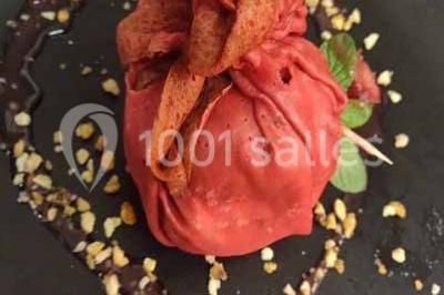 Plateau à étages avec des coquilles garnies de crevettes, légumes et herbes, présenté sur une table de buffet.
