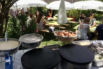 Plateau à étages avec des coquilles garnies de crevettes, légumes et herbes, présenté sur une table de buffet.