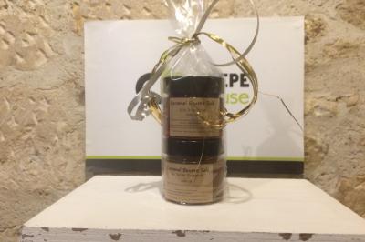 Plateau à étages avec des coquilles garnies de crevettes, légumes et herbes, présenté sur une table de buffet.