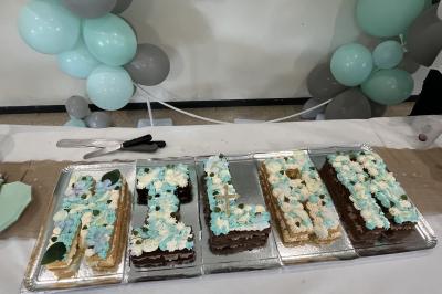 Plateau à étages avec des coquilles garnies de crevettes, légumes et herbes, présenté sur une table de buffet.