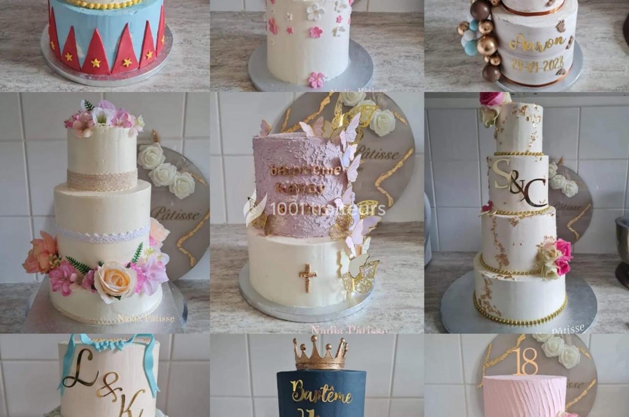 Gâteaux décorés de manière artistique, présentés sur un plan de travail, avec des thèmes variés et personnalisés.