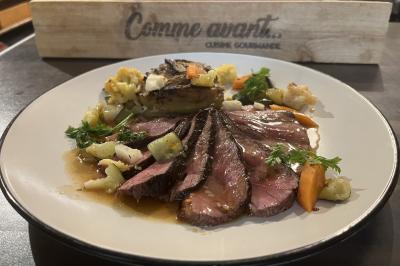Plateau à étages avec des coquilles garnies de crevettes, légumes et herbes, présenté sur une table de buffet.