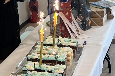 Plateau à étages avec des coquilles garnies de crevettes, légumes et herbes, présenté sur une table de buffet.