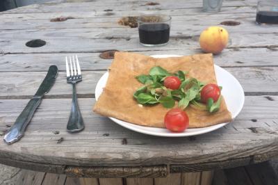Plateau à étages avec des coquilles garnies de crevettes, légumes et herbes, présenté sur une table de buffet.