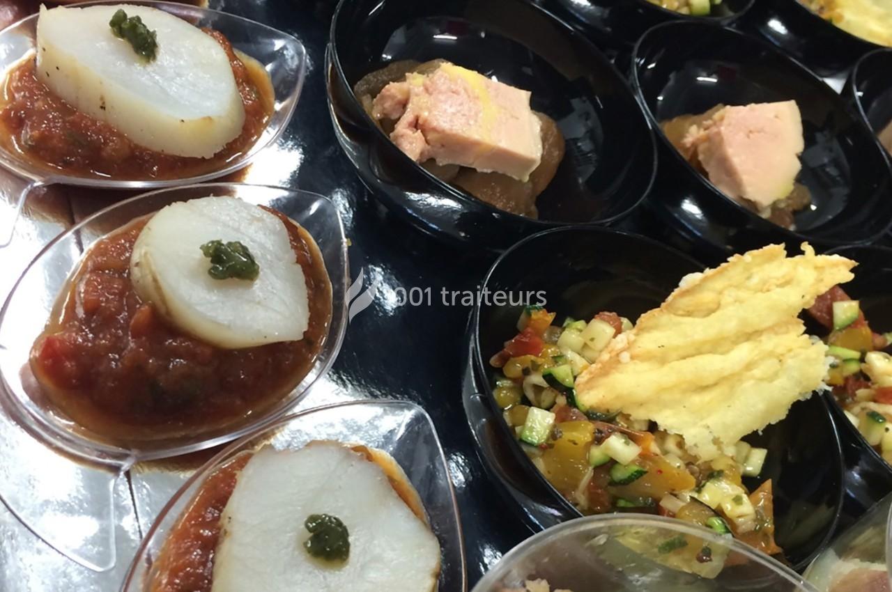 Assortiment de verrines gastronomiques comprenant légumes, foie gras, pommes de terre et tuiles croustillantes.