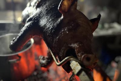 Plateau à étages avec des coquilles garnies de crevettes, légumes et herbes, présenté sur une table de buffet.