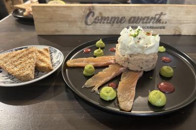 Plateau à étages avec des coquilles garnies de crevettes, légumes et herbes, présenté sur une table de buffet.