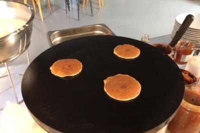 Plateau à étages avec des coquilles garnies de crevettes, légumes et herbes, présenté sur une table de buffet.