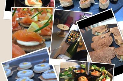 Plateau à étages avec des coquilles garnies de crevettes, légumes et herbes, présenté sur une table de buffet.