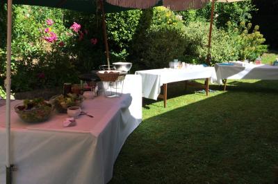 Plateau à étages avec des coquilles garnies de crevettes, légumes et herbes, présenté sur une table de buffet.