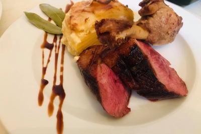 Plateau de mini-burgers colorés et assortiments de canapés sur une table dressée pour un buffet.