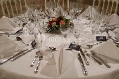 Plateau de mini-burgers colorés et assortiments de canapés sur une table dressée pour un buffet.