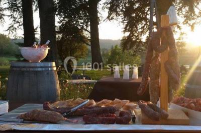 Plateau de mini-burgers colorés et assortiments de canapés sur une table dressée pour un buffet.