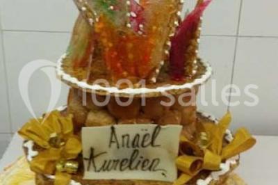 Plateau de mini-burgers colorés et assortiments de canapés sur une table dressée pour un buffet.