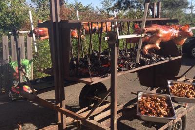 Plateau de mini-burgers colorés et assortiments de canapés sur une table dressée pour un buffet.