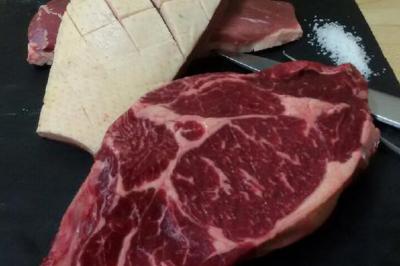 Plateau de mini-burgers colorés et assortiments de canapés sur une table dressée pour un buffet.