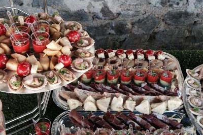 Table décorée avec des desserts et des éléments rustiques dans une salle avec éclairage tamisé et lanternes suspendues.
