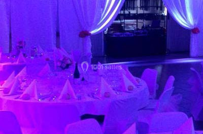 Table décorée avec des desserts et des éléments rustiques dans une salle avec éclairage tamisé et lanternes suspendues.