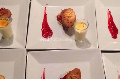 Table décorée avec des desserts et des éléments rustiques dans une salle avec éclairage tamisé et lanternes suspendues.