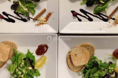 Table décorée avec des desserts et des éléments rustiques dans une salle avec éclairage tamisé et lanternes suspendues.