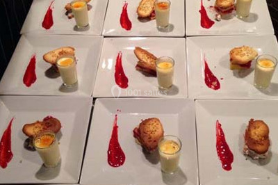 Table décorée avec des desserts et des éléments rustiques dans une salle avec éclairage tamisé et lanternes suspendues.