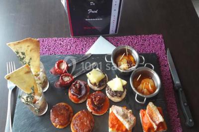 Miniature Traiteur La Chapelle-d'Armentières (Nord) - L'Atelier de Fred #23 Plateau de mini-burgers, bouchées variées et garnitures sur une ardoise noire, présenté sur une nappe sombre.