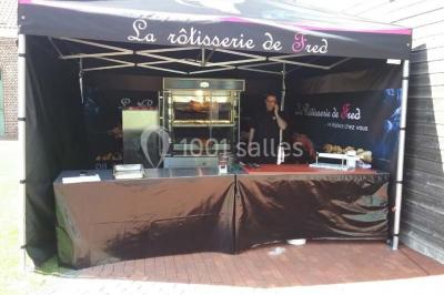 Miniature Traiteur La Chapelle-d'Armentières (Nord) - L'Atelier de Fred #2 Plateau de mini-burgers, bouchées variées et garnitures sur une ardoise noire, présenté sur une nappe sombre.