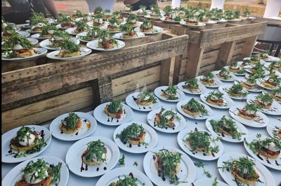 Miniature Traiteur La Chapelle-d'Armentières (Nord) - L'Atelier de Fred #34 Plateau de mini-burgers, bouchées variées et garnitures sur une ardoise noire, présenté sur une nappe sombre.