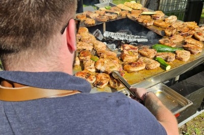 Miniature Traiteur La Chapelle-d'Armentières (Nord) - L'Atelier de Fred #35 Plateau de mini-burgers, bouchées variées et garnitures sur une ardoise noire, présenté sur une nappe sombre.