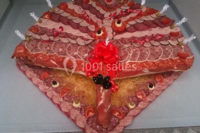 Table dressée pour un mariage avec nappe blanche, chemin de table fuchsia, pliage de serviette et décorations festives.